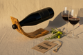 Handgefertigter Flaschenhalter Halbmond aus Olivenholz – Zayane™