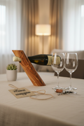 Schräges handgemachtes Flaschenregal aus Olivenholz – Zayane™