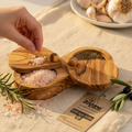 Porta Sale e Pepe in Legno d’Ulivo con Coperchio – Set Contenitori Spezie Artigianali – Zayane™